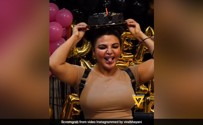 Rakhi Sawant के सॉन्ग को मिले 60 लाख व्यूज तो सिर पर केक रखकर एक्ट्रेस ने किया डांस- देखें  Video