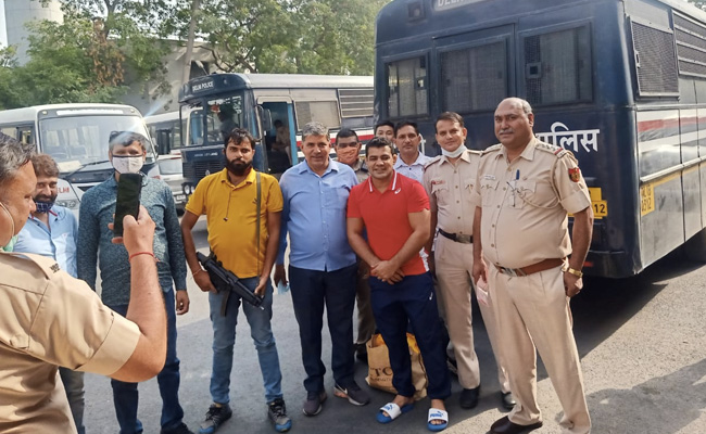 Masks Off, All Smiles - Police Photo Op With Murder Accused Sushil Kumar
