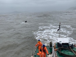 गुजरात तट के पास मछली पकड़ने वाली नौका में आग, तटरक्षक बल ने त्वरित कार्रवाई कर सातों लोगों को बचाया गुजरात तट के पास मछली पकड़ने वाली नौका में आग, तटरक्षक बल ने त्वरित कार्रवाई कर सातों लोगों को बचाया