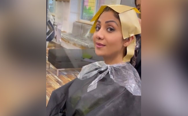 शिल्पा शेट्टी ने पार्लर में बैठ लिया हेयर ट्रीटमेंट, फिर यूं दिखा एक्ट्रेस का ग्लैमरस अंदाज...देखें Video