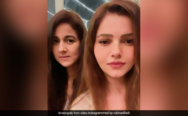 रूबिना दिलैक ने दोस्त कीर्ति केलकर के साथ अंखियों से यूं चलाई गोली, वायरल हुआ Video