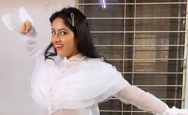 दीपिका सिंह ने शकीरा के गाने पर किया ऐसा डांस, फैन ने कहा- अब मैं ये गाना नहीं सुनूंगा...देखें Video