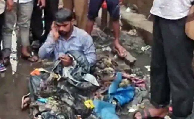 मुंबई: जलजमाव देख भड़के शिवसेना MLA, ठेकेदार को जबरन पानी में बैठाया, कचरे से नहलाया