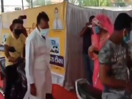जब बीजेपी मंत्री ने टीका लगवाने आई महिला से पूछा- मैं कौन हूं? जवाब मिला- 'जी कमलनाथ' जब बीजेपी मंत्री ने टीका लगवाने आई महिला से पूछा- मैं कौन हूं? जवाब मिला- 'जी कमलनाथ'