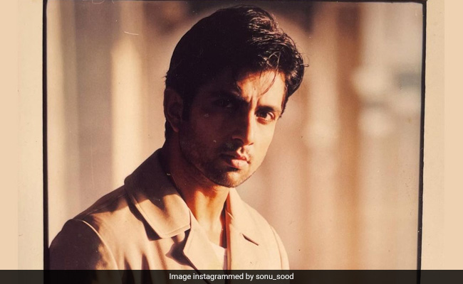 Sonu Sood ने शेयर की मॉडलिंग के दिनों की अनदेखी Photos, फैन्स बोले- अभिषेक बच्चन की याद दिला दी