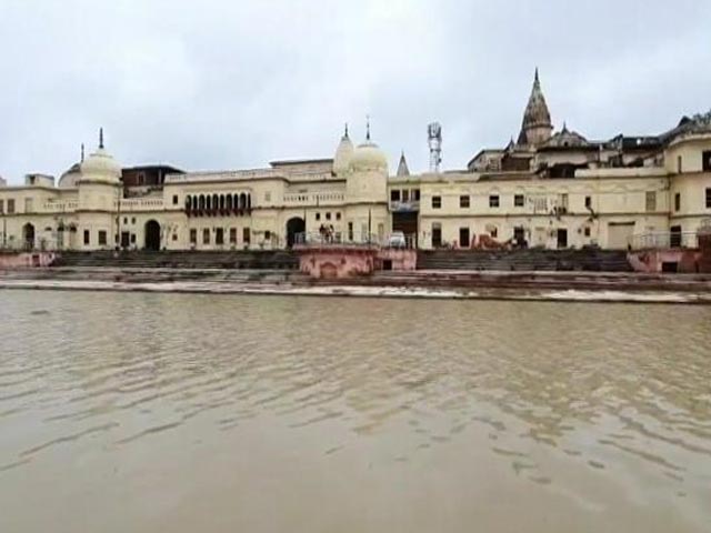 अयोध्या : सरयू नदी के गुप्तार घाट में स्नान करते समय डूबे 15 लोगों में से तीन बचाए गए, रेस्क्यू ऑपरेशन जारी