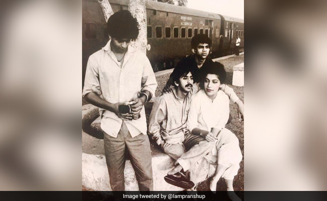 Viral: A "Truly Iconic" Vintage Pic Of Shah Rukh Khan With Co-Stars From His Theatre Days