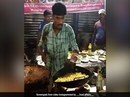 अनोखे स्टाइल में चाऊमीन बनाता है ये दुकानदार, देखकर लगेगा जैसे लगा हो करेंट, लोग बोले- वाह, क्या एनर्जी है - देखें Video अनोखे स्टाइल में चाऊमीन बनाता है ये दुकानदार, देखकर लगेगा जैसे लगा हो करेंट, लोग बोले- वाह, क्या एनर्जी है - देखें Video