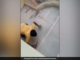 बिजली विभाग का पड़ा छापा, तो अवैध कनेक्शन काटने के लिए सांप की तरह रेंगते हुए गया शख्स, फिर किया कुछ ऐसा - देखें Video बिजली विभाग का पड़ा छापा, तो अवैध कनेक्शन काटने के लिए सांप की तरह रेंगते हुए गया शख्स, फिर किया कुछ ऐसा - देखें Video