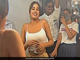Janhvi Kapoor Video: Janhvi Kapoor शूटिंग बीच में ही छोड़ यूं दोस्तों के साथ चिल करती आईं नजर, वीडियो वायरल Janhvi Kapoor Video: Janhvi Kapoor शूटिंग बीच में ही छोड़ यूं दोस्तों के साथ चिल करती आईं नजर, वीडियो वायरल