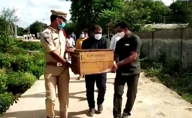 1,000 Gelatin Sticks, 3,000 Detonators, Stored In An Abandoned Building, Seized In Telangana