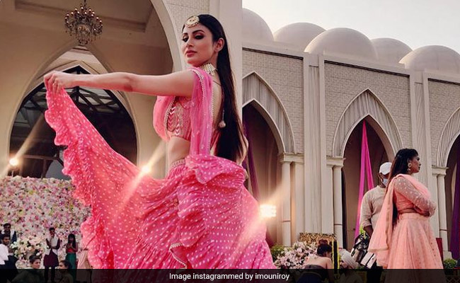 मौनी रॉय का रोमांटिक सॉन्ग 'बैठे-बैठे' हुआ रिलीज, खूब जमी अंगद बेदी संग जोड़ी- देखें Video