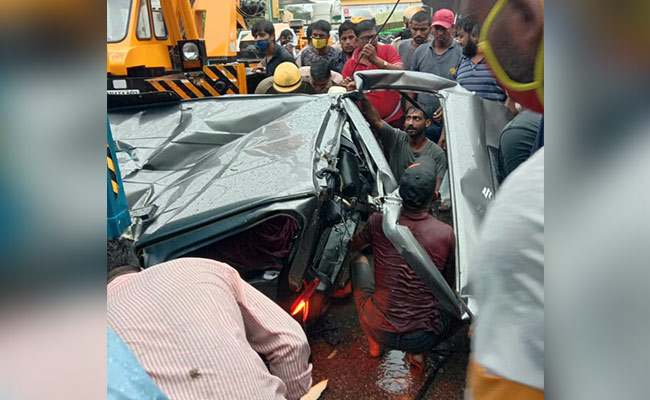 6 Injured After Truck Overturns, Falls On Van In Delhi's Wazirabad Area