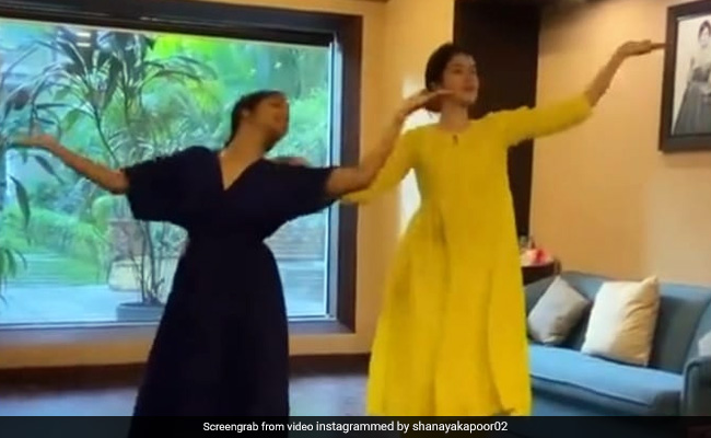 शनाया कपूर ने 'ठाड़े रहियो ओ' सॉन्ग पर किया क्लासिकल डांस, पारंपरिक रूप देख फैन्स के उड़े होश...