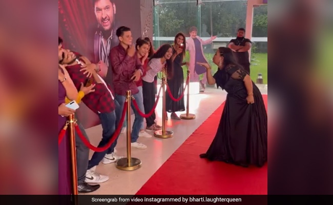 कपिल शर्मा के शो में भारती सिंह ने रेड कार्पेट पर मारी एंट्री, फैन्स को यूं किया घायल- देखें Video