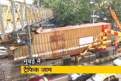 मुंबई : रेलवे पुल के नीचे फंसे कंटेनर ट्रक के कारण भारी ट्रैफिक जाम मुंबई : रेलवे पुल के नीचे फंसे कंटेनर ट्रक के कारण भारी ट्रैफिक जाम