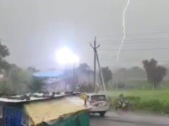 MP News: आसमान से खंबे पर गिरी जोरदार बिजली, रोंगटे खड़े करने वाला नजारा कैमरे में कैद