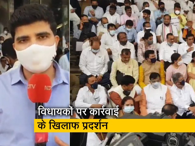 महाराष्ट्र: आखिर क्यों विधानसभा की सीढ़ियों पर BJP विधायकों ने चलाया समानांतर सत्र?