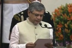 अटल बिहारी वाजपेयी के निजी सचिव रहे अश्विनी वैष्णव ने कैबिनेट मंत्री के तौर पर शपथ ली अटल बिहारी वाजपेयी के निजी सचिव रहे अश्विनी वैष्णव ने कैबिनेट मंत्री के तौर पर शपथ ली