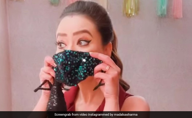 Madalsa Sharma ने पहना डिजाइनर मास्क तो शख्स ने कहा- हमें कोरोना भगाना है...