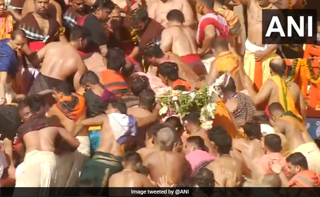 कोरोना के साये में पुरी और अहमदाबाद में निकाली जा रही है जगन्नाथ यात्रा, देखें VIDEO