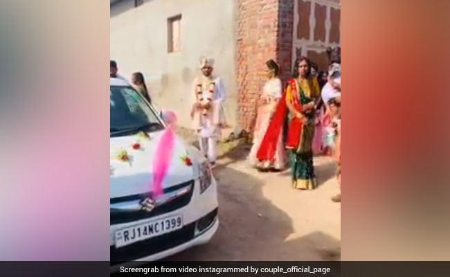 दूल्हा-दुल्हन विदाई के समय करने लगे अजीबोगरीब हरकत, साथ में लोगों ने भी किया कुछ ऐसा, लोग बोले- ये कैसी विदाई है? - देखें Video