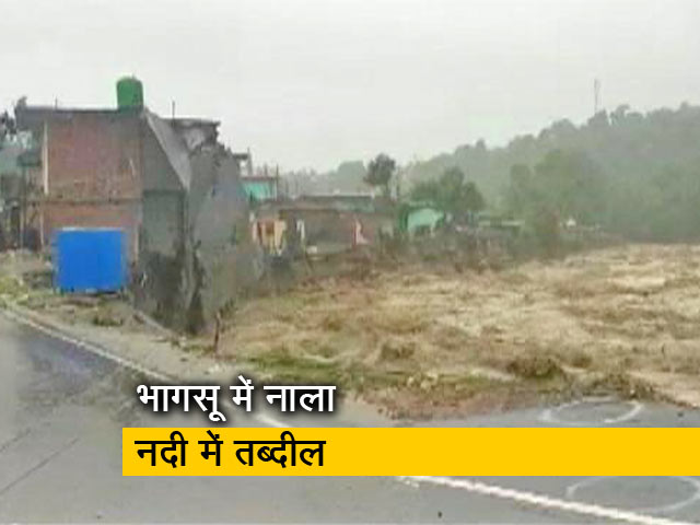 हिमाचल: भारी बारिश और बादल फटने से तबाही, तेज बहाव से कई मकान और पेड़ गिरे