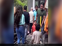 हाथ में डंडा लिए लोगों से पूछ रहा था बच्चा, ‘तुम्हारा मास्क कहां है’, लोग बोले- पढ़े-लिखों से ज्यादा समझदार है ये - देखें Video हाथ में डंडा लिए लोगों से पूछ रहा था बच्चा, ‘तुम्हारा मास्क कहां है’, लोग बोले- पढ़े-लिखों से ज्यादा समझदार है ये - देखें Video