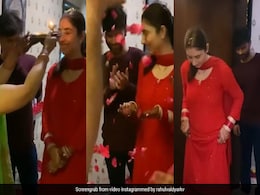 दिशा परमार ने ससुराल में यूं किया गृह प्रवेश, राहुल वैद्य के साथ वायरल हुआ वीडियो दिशा परमार ने ससुराल में यूं किया गृह प्रवेश, राहुल वैद्य के साथ वायरल हुआ वीडियो