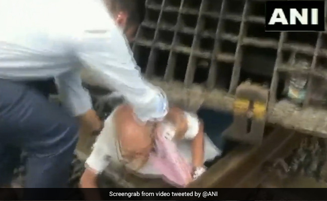 Video:   जाको राखे साइयां मार सके न कोई, ट्रेन के नीचे आए 70 साल के बुजुर्ग की ऐसे बची जान