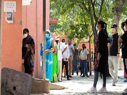 Vaccination के लिए लगी थी लंबी लाइन, तो धूप में खड़े लोगों ने लाइन में न लगने के लिए किया गजब जुगाड़ - देखें Funny Video Vaccination के लिए लगी थी लंबी लाइन, तो धूप में खड़े लोगों ने लाइन में न लगने के लिए किया गजब जुगाड़ - देखें Funny Video