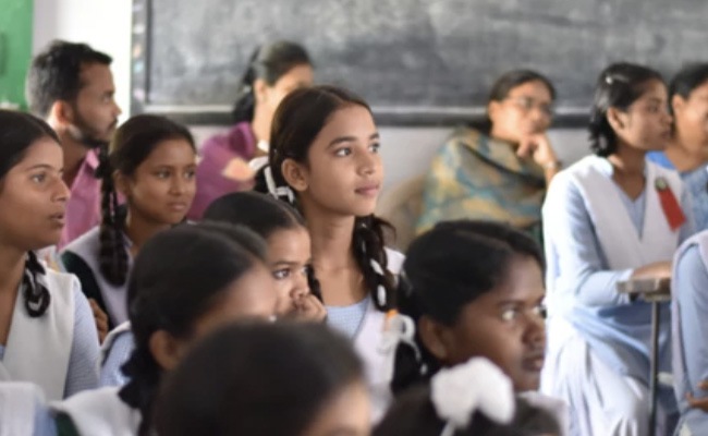 CBSE 12th Result 2025: बेटियों ने मारी बाजी, 91% से ज्यादा लड़कियां Pass, यहां देखिए कैसा रहा रिजल्ट