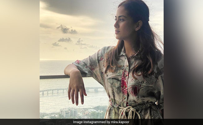 Even When In Front Of A Gorgeous Sunset, Our Eyes Are On Mira Rajput's Outfit