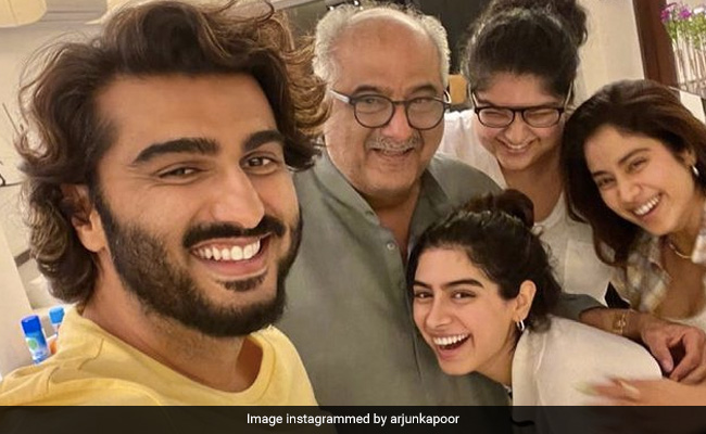 अर्जुन कपूर ने जाह्नवी और खुशी के साथ रिश्ते पर कही दो टूक, बोले- हम अब भी दो अलग-अलग परिवार...