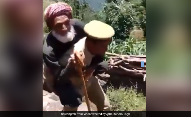 बुजुर्ग को बैठाया पीठ पर, फिर पहाड़ियां चढ़कर Vaccination Centre ले गया पुलिस अधिकारी, दिल छू लेगा VIDEO