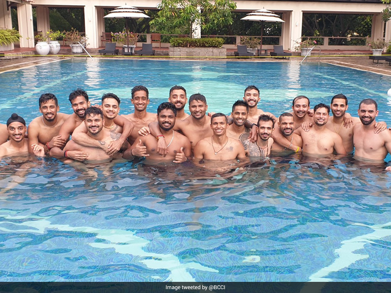 IND vs SL: क्वारंटीन समय पूरा कर पूल में मस्ती करते नजर आए भारतीय खिलाड़ी, देखें Photos
