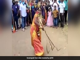 शादी के जोड़े में दुल्हन ने किया गज़ब का Martial Arts, देख लोग हुए दंग, बोले-'ये दूल्हा को चेतावनी', देखें Video शादी के जोड़े में दुल्हन ने किया गज़ब का Martial Arts, देख लोग हुए दंग, बोले-'ये दूल्हा को चेतावनी', देखें Video