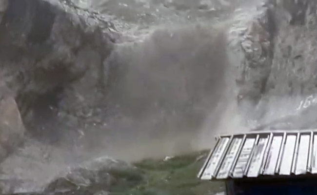 जम्मू कश्मीर में अमरनाथ गुफा के पास बादल फटा, किसी के हताहत होने की खबर नहीं