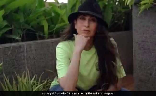 करिश्मा कपूर ने अंग्रेजी गाने 'लिसन टू मी' पर किया जोरदार डांस, बार-बार देखा जा रहा Video