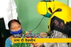 TMC पार्षद तबस्सुम आरा ने महिला को लगाई वैक्सीन, BJP ने साधा निशाना TMC पार्षद तबस्सुम आरा ने महिला को लगाई वैक्सीन, BJP ने साधा निशाना