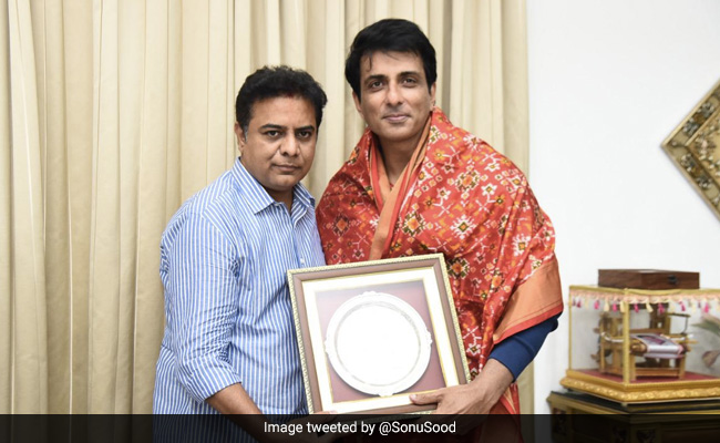 सोनू सूद को मंत्री ने खिलाई 'दुनिया की सबसे अच्छी वेज बिरयानी', एक्टर ने कही ये बात