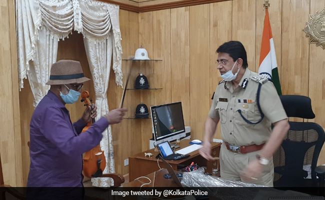 कोलकाता: सड़कों पर Violin बजाता था यह शख्स, टैलेंट देख पुलिस ने दिया यह खास Surprise, लोग बोले- शानदार