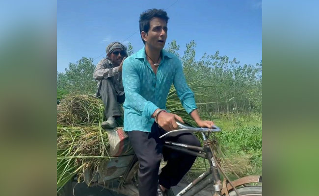 Sonu Sood ने दूधवाले को पीछे बिठाकर चलाया रिक्शा, फिर भी नहीं मिला डिस्काउंट...देखें Video