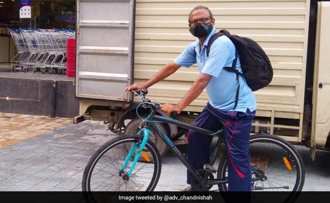 70 वर्षीय शख्स के जज़्बे को सलाम, साइकिल से जरूरतमंद लोगों को दरवाज़े तक पहुंचाता है राशन और दवाई