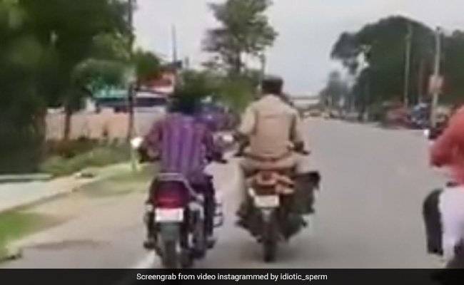 पुलिसवालों ने मुजरिम को साथ ले जाने के लिए किया गजब जुगाड़, देखकर लोग बोले- कानून के हाथ लंबे होते हैं - देखें Funny Video