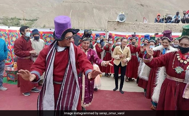 <i>Laal Singh Chaddha</i>: This Video Of Aamir Khan And Kiran Rao Dancing Together In Ladakh Is Now Viral