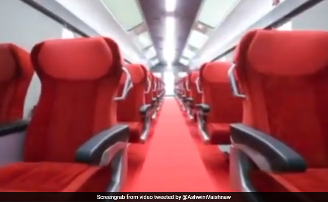 मुंबई-गोवा तेजस एक्सप्रेस में विस्टाडोम कोच, देखिए आस-पास के नज़ारे भी