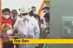 उद्घाटन के दौरान नहीं मिली कैंची, तेलंगाना के CM ने हाथ से तोड़ा रिबन उद्घाटन के दौरान नहीं मिली कैंची, तेलंगाना के CM ने हाथ से तोड़ा रिबन
