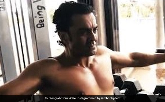 बॉबी देओल यूं मसल्स बनाते आए नजर, वीडियो देख अर्जुन रामपाल बोले- जय बजरंग बली...