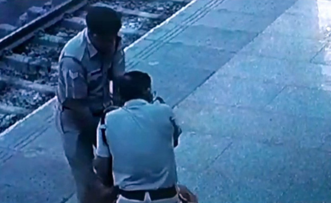 चलती ट्रेन से उतर रहा था बुजुर्ग पैसेंजर, अचानक बिगड़ा बैलेंस और गिर पड़ा नीचे, इन 2 कांस्टेबल ने ऐसे बचाई जान